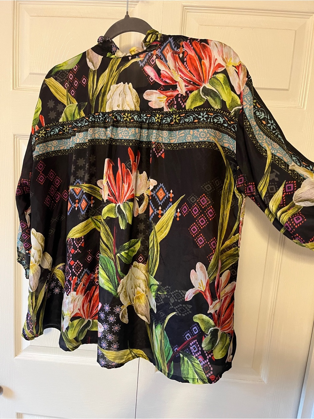 NWT. Johnny Was Elda Black Floral 100% Silk Button-Down Blouse in Iris Whisper M - Picture 4 of 10